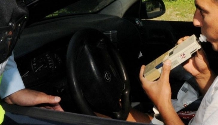 Пиян шофьор е заловен да върти волана на личния си