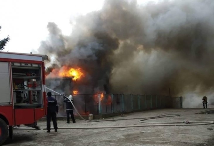 Голям пожар е вилнял в автосервиз в Монтана съобщиха от