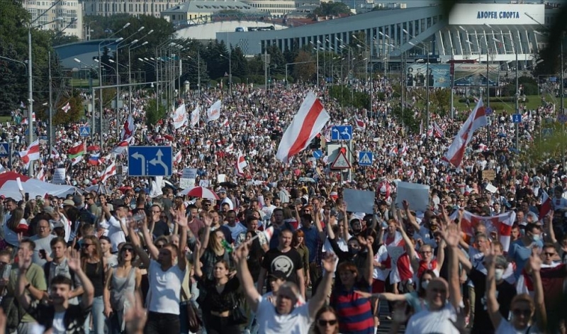 Около 1 700 души са участвали в неразрешени масови протести