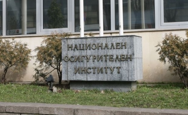 Всеки гражданин който разполага с Квалифициран електронен подпис КЕП или