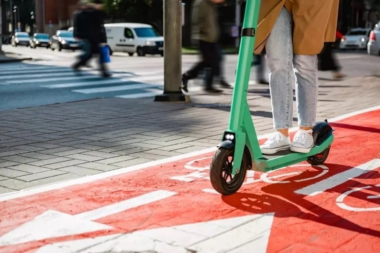 Париж днес става първата европейска столица която забранява електрическите тротинетки