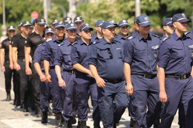 В полицията да могат да работят мъже със завишени телесни