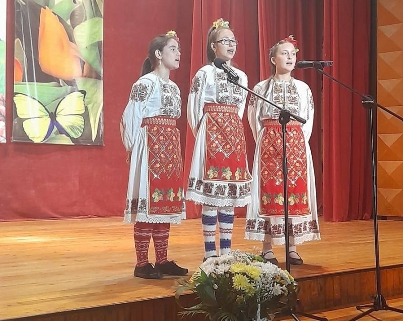 С празничен концерт представителен танцов ансамбъл Младост зарадва публиката в