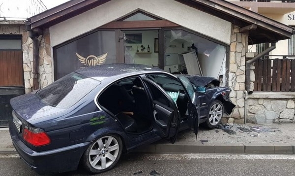 25-годишен син на бивш полицай заби автомобила си във витрината