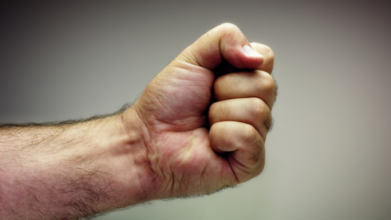 Баща е упражнил насилие върху сина си в хотелска стая