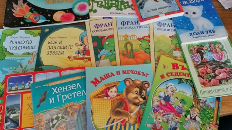 Читалищната библиотека в Мездра стартира новата година с крупно дарение