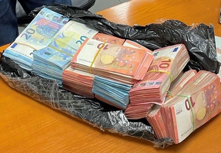 Митнически инспектори задържаха 71 570 евро скрити под чували с