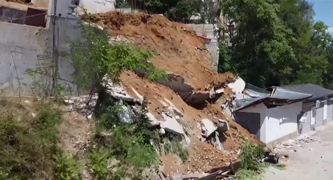Подпорна стена на новострояща се сграда се срути във Велико