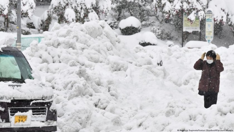 Най-малко трима души загинаха при обилен снеговалеж в Северозападна Япония,