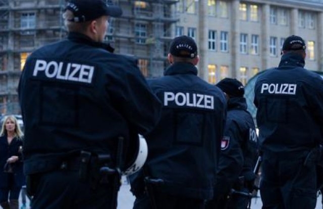 Петима души се издирват за опит за убийство след палеж