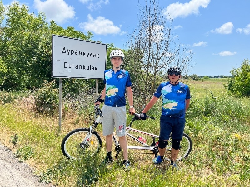 Колоездачът с увредено зрение Александър Спасов и 15 годишният му придружител