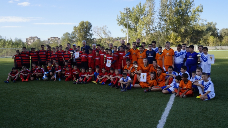 Общинският футболен клуб Локомотив Мездра стана победител в III я мемориален
