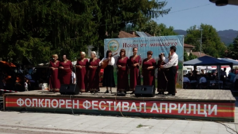 Женският народен хор Типченски майки при Народно читалище Съзнание 1899