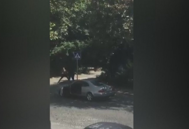 Трима младежи от Пловдив направиха зрелищно ММА състезание на улицата