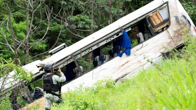Най малко 18 души са загинали когато туристически автобус е паднал