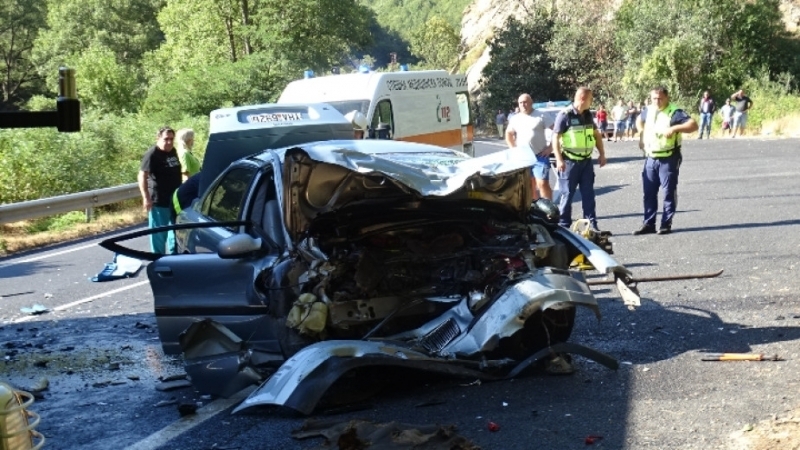 8 човека са загинали а 51 са ранени при катастрофи