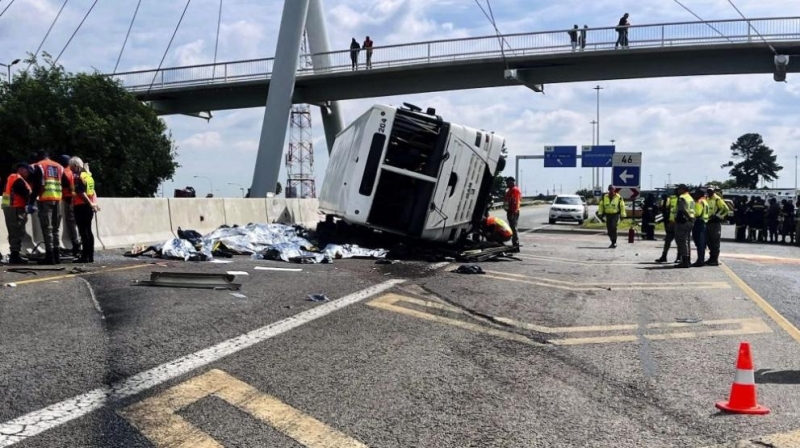 Автобус се преобърна на магистрала край южноафриканския град Йоханесбург днес