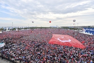 Президентът Реджеп Тайип Ердоган победи с малък превес на противоречив