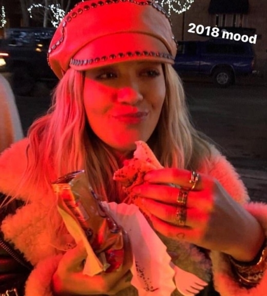 Рита Ора посрещна 2018 година по доста откровен начин като