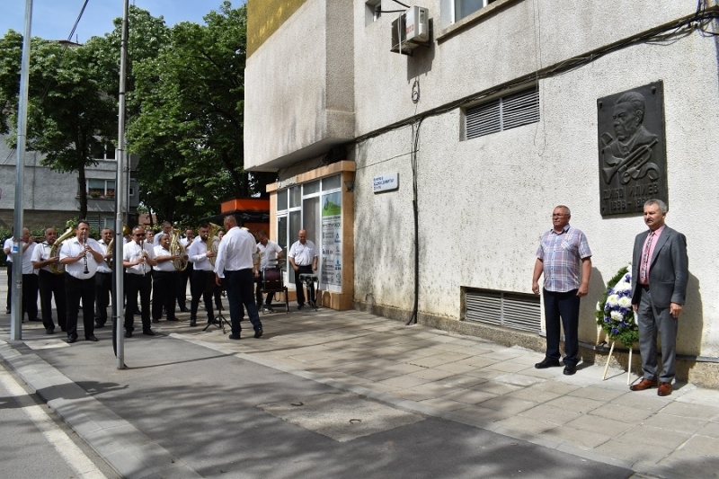 С цветя и Дунавско хоро днес Монтана почете делото на