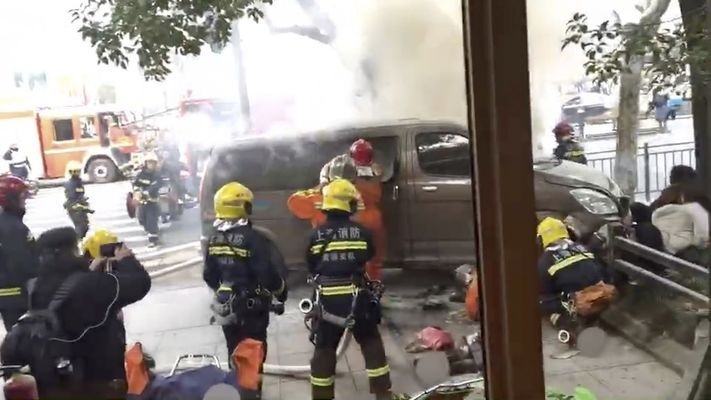 Автомобил се вряза в пешеходци в центъра на Шанхай 18 души