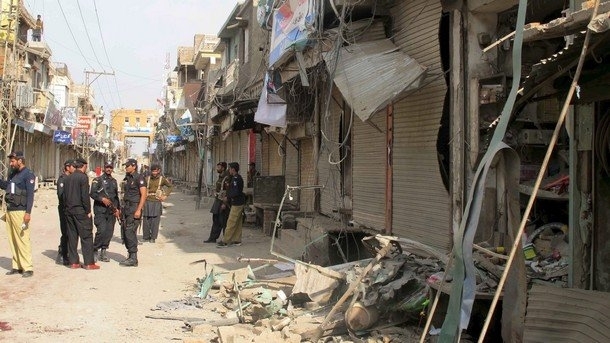 Атентатор самоубиец уби четирима пакистански войници часове след покушението срещу