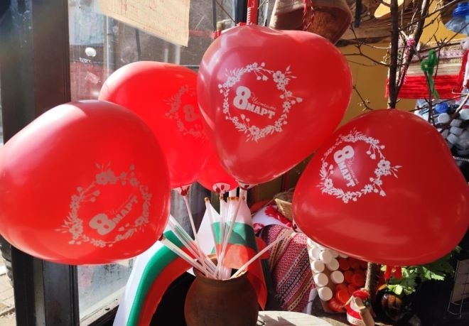 Балон под формата на сърце получи всяка жена в село