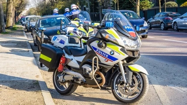 Полицай е пострадал след като е бил блъснат от лек