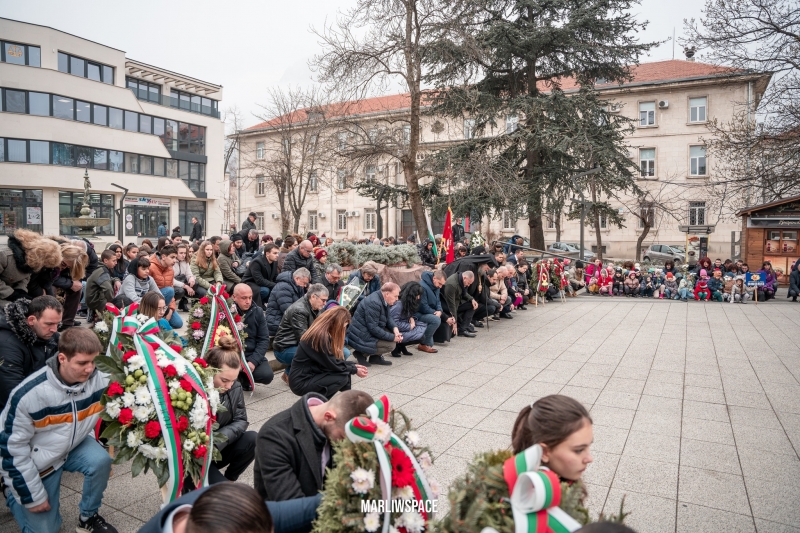 Днес всеки от нас е свободен но сме оковани в