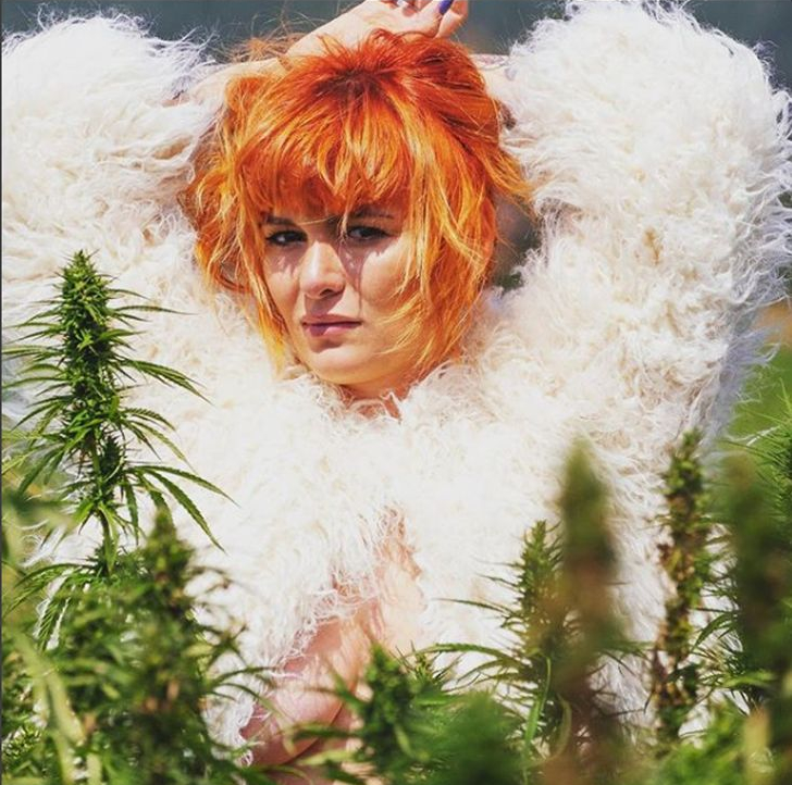 Рут Колева хвърли дрехите си за интимен кадър сред полето