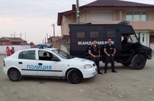 Служители на реда са извършили проверки в къщи в ромския