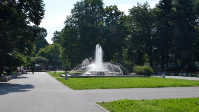 По график се извършва миене на улици и косене в