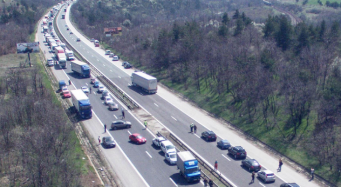 Катастрофа между два автомобила е станала на пътя София