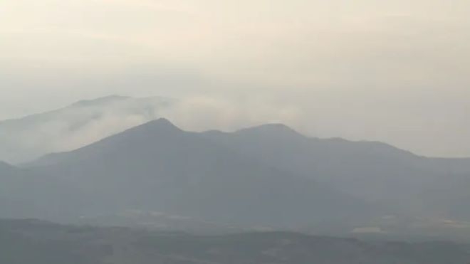 Пламъци обхванаха планинска местност в Гърция опасно близо до границата