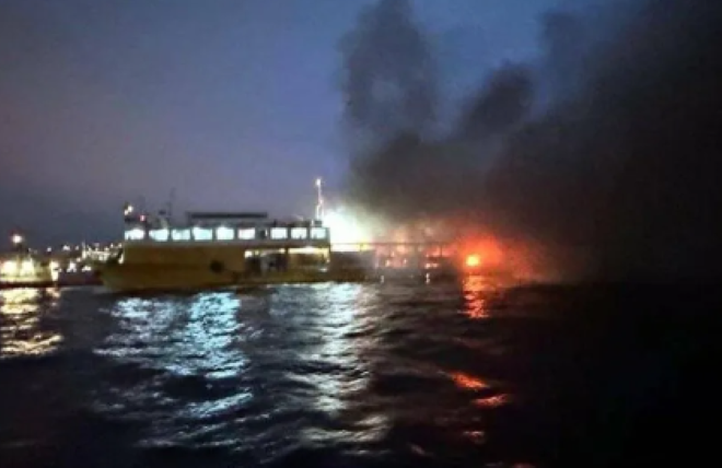 Италианската брегова охрана спаси 177 души от горящ ферибот включително