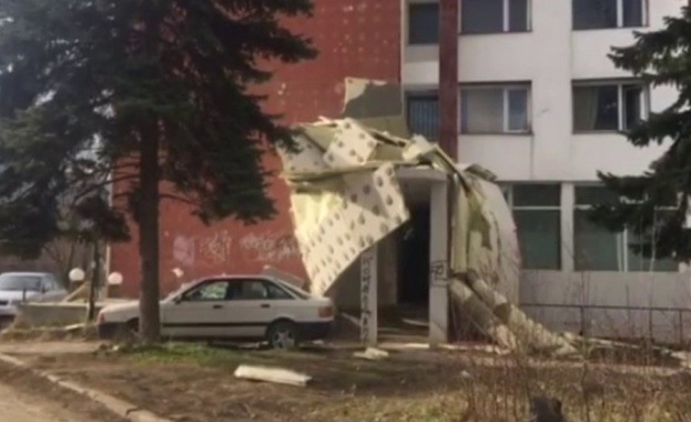 Огромен къс строителна изолация се срина от блок 9 в