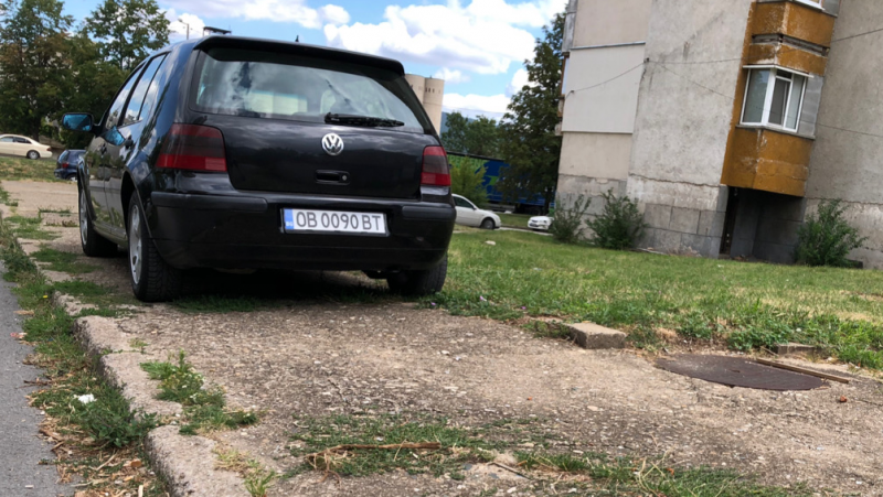 Жители на блок във Враца пропищяха от нагъл шофьор В