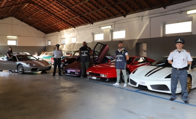 Незаконна колекция от ретро и луксозни автомобили конфискува полицията в