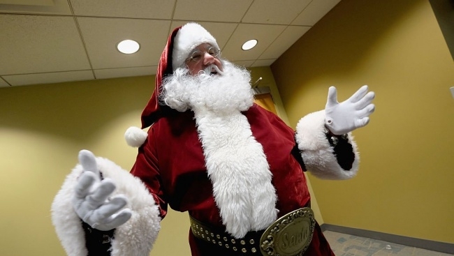 Дегизиран като Дядо Коледа млад мъж направи предложение за брак