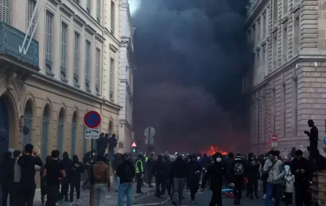 Откъснаха ръката на протестиращ по време на демонстрации срещу скъпия живот във Франция /снимки/