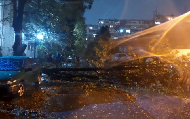 Във връзка с извънредно силния ураганен вятър и валежи рязко