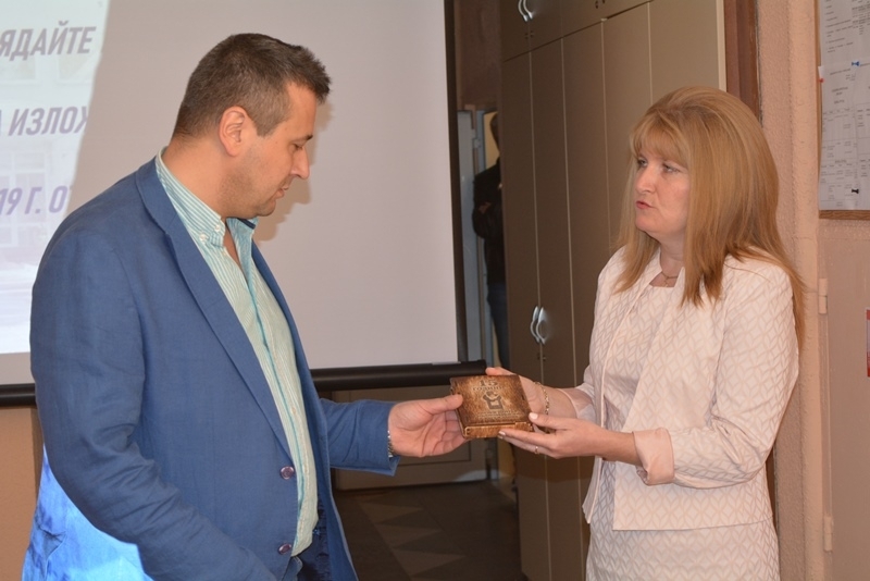 Момичетата и момчетата от Дома за деца и младежи с увреждания