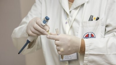 Мигрант от Сомалия се преоблече като медицинска сестра и се