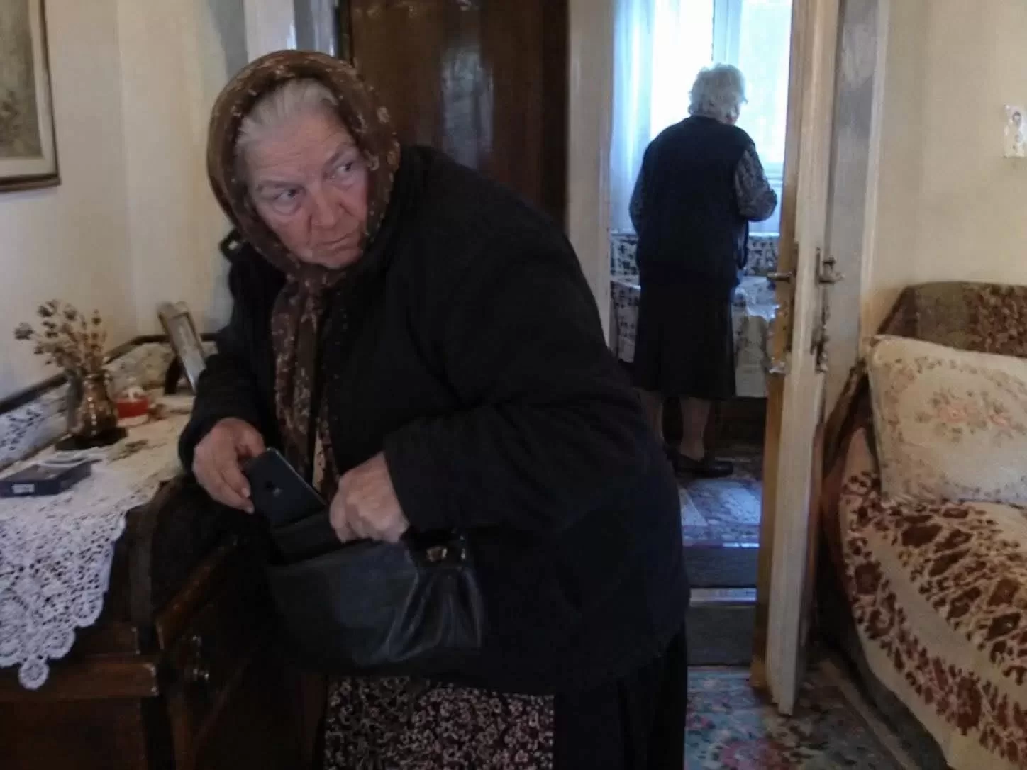 Бабка-обирджийка задигна телефона на съседката си в Монтанско, полицията я хвана за нула време