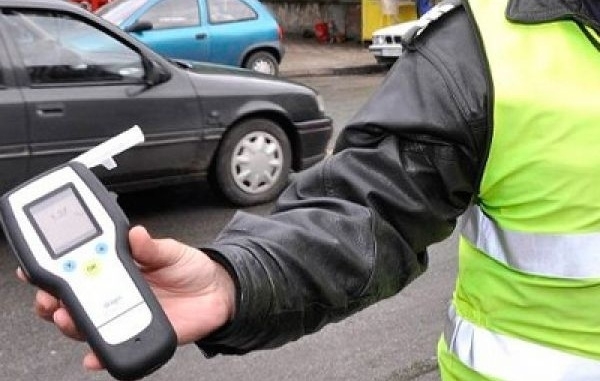 Полицаи спрели за проверка в Лом лек автомобил Рено което