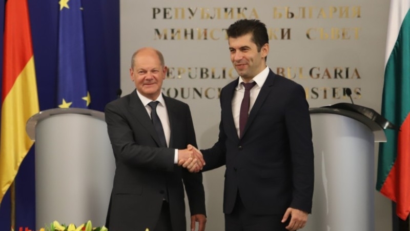 Настоятелно подкрепям започването на преговори с Албания и Република Северна