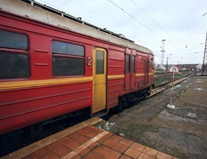 Движението на влаковете в страната постепенно се нормализира, въпреки усложнената
