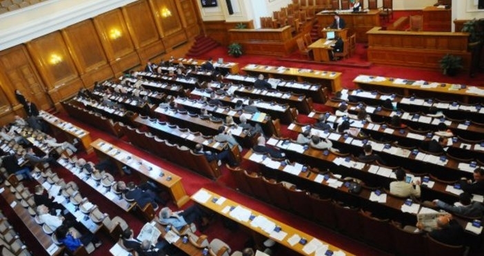 Парламентът въведе имуществен и екологичен компонент при данъка за автомобилите