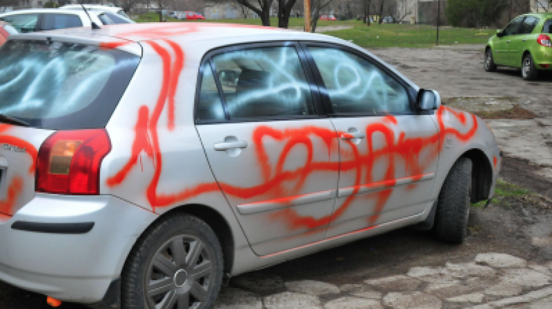 Лек автомобил е бил напръскан със спрей в Монтана съобщиха