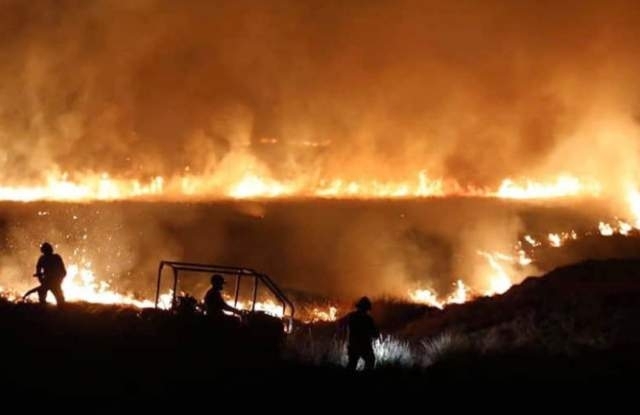 Около 4000 души са били евакуирани докато властите се борят
